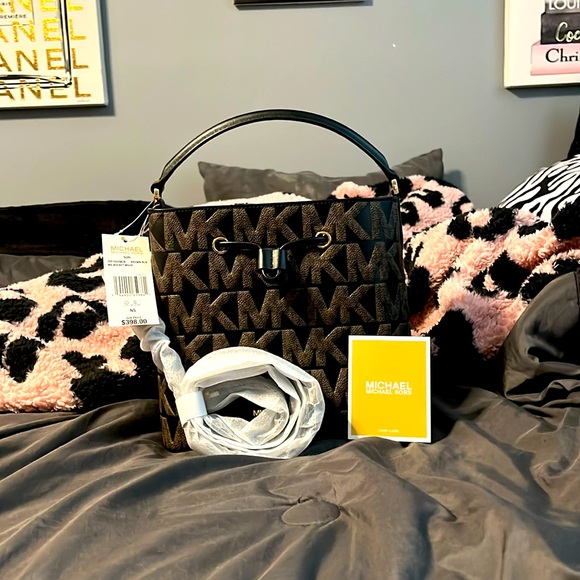 Michael Kors Collection Handbags - 🎀 Michael Kors Suri Hand Bag